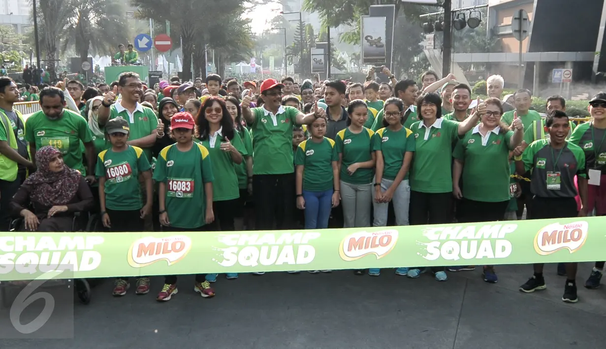 Wakil Gubernur DKI Jakarta, Djarot bersama peserta bersiap di garis start untuk mengikuti Milo Champ Squad Run di area Rasuna Said, Jakarta, Minggu (24/7). (Liputan6.com/Yoppy Renato)