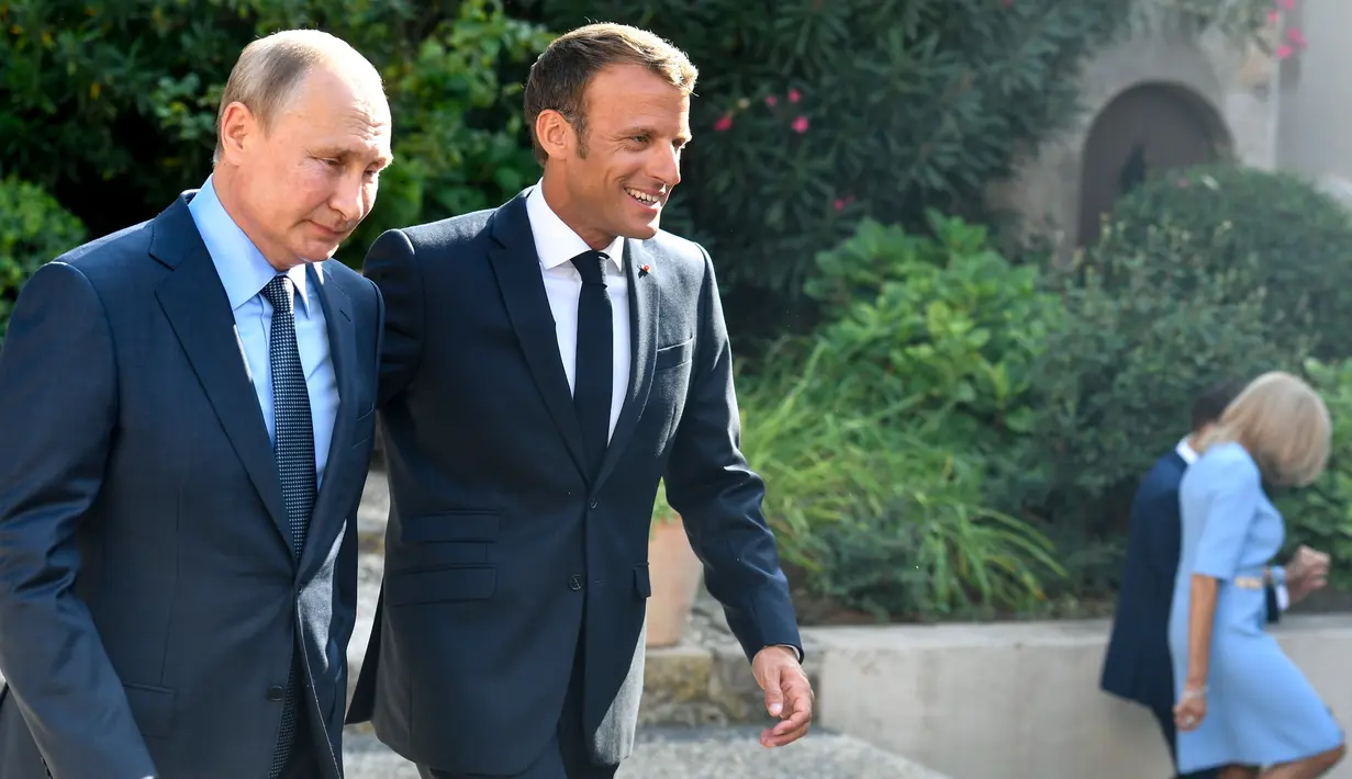 Presiden Prancis Emmanuel Macron (kanan) menyambut Presiden Rusia Vladimir Putin di Benteng Bregancon, Bormes-les-Mimosas, Prancis, Senin (19/8/2019). Pertemuan Putin dan Macron untuk membahas krisis dunia. (Gerard JULIEN/POOL/AFP)