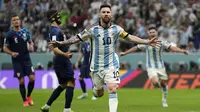 Pada laga semifinal, Argentina bersua Kroasia (13/12/2022). Menang telak 3-0, Lionel Messi kembali menyumbang 1 gol dan 1 assist. Golnya dicetak lewat eksekusi penalti yang membawa Argentina unggul 1-0. (AP Photo/Martin Meissner)