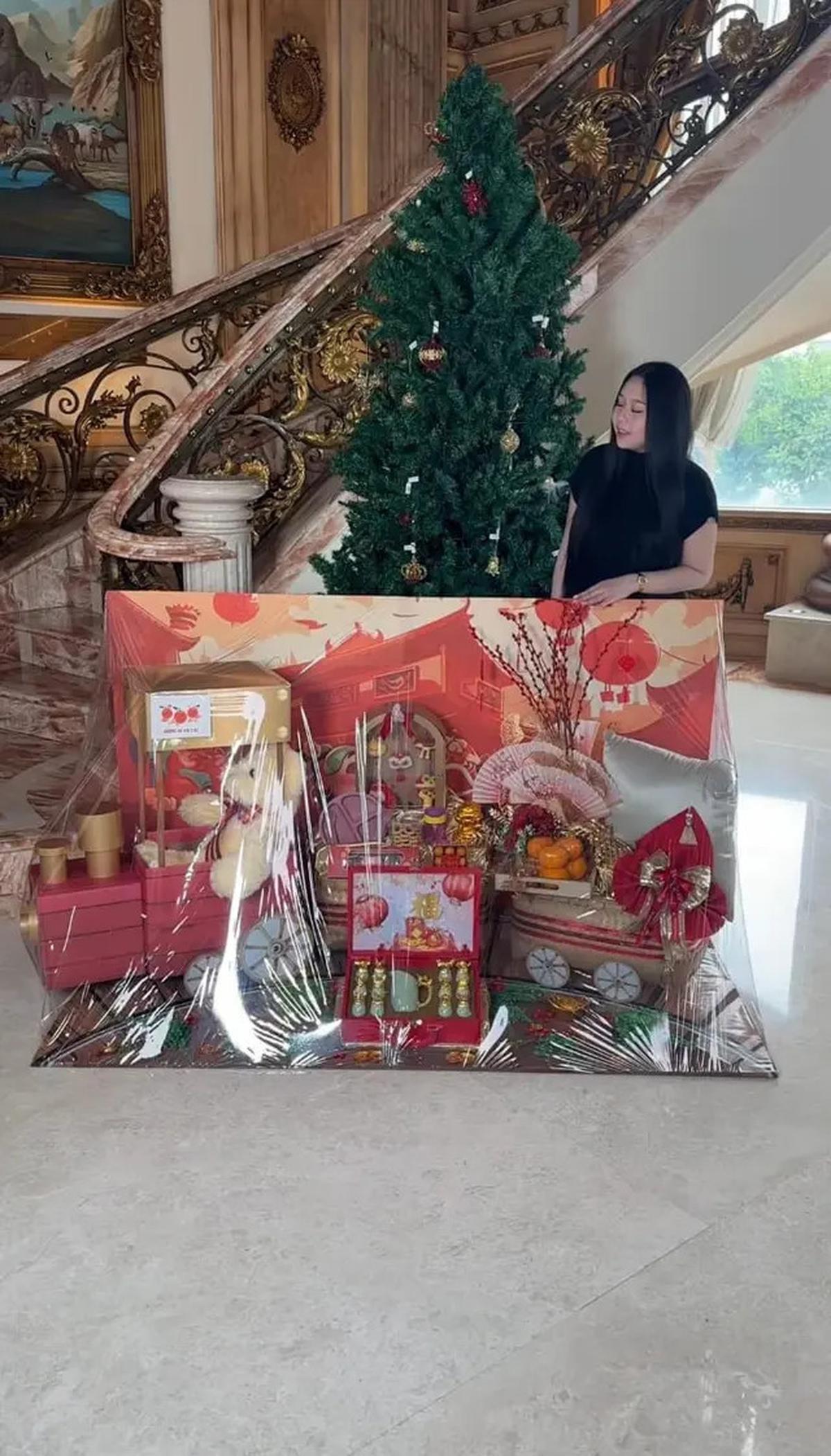 6 Potret Hampers Imlek Keluarga Sisca Kohl yang Mewah, Siap Sambut Hari Raya