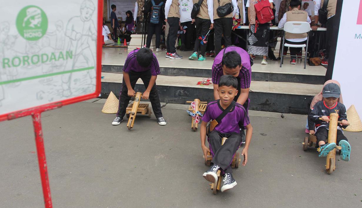 Kegiatan ini menghadirkan beragam permainan tradisional dari berbagai wilayah di Indonesia, di antaranya gobak sodor, congklak, egrang, bentengan, gasing, hingga catur karo. Tampak dalam foto, anak-anak mencoba permainan tradisional di acara Teras Main Indonesia 2025 di Taman Mini Indonesia Indah (TMII), Jakarta, Sabtu (15/11/2025). (merdeka.com/Arie Basuki)