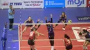 Pemain Jakarta Popsivo Polwan, Madison Kingdon (kiri) melepaskan spike yang berusaha diblok dua pemain Jakarta Livin' Mandiri, Putri Lestari (kanan) dan Naysilla Wiedy Kirana pada laga seri ketiga putaran pertama PLN Mobile Proliga 2024 di GOR PSCC, Palembang, Sumatera Selatan, Sabtu (11/5/2024). Jakarta Popsivo Polwan menang 3-0 (25-19, 25-21, 25-21). (Dok. PBVSI)