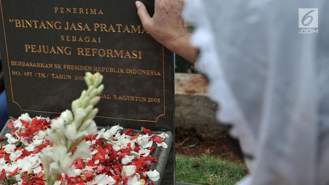 Aktivis 98 melakukan ziarah ke makam pejuang reformasi di TPU Tanah Kusir, Jakarta, Minggu (12/5/2019). Kegiatan itu untuk mengenang kembali empat mahasiswa Universitas Trisakti yang meninggal karena tertembak saat melakukan aksi memperjuangkan reformasi pada Mei 1998. (merdeka.com/Iqbal S Nugroho)