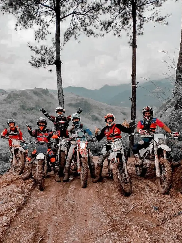 7 Potret Ammar Zoni Main Trail di Perbukitan Ini Menantang