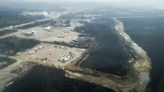 Dusun Enterprise yang terbakar di Yellowknife, Wilayah Barat Laut, Kanada, Kamis, 17 Agustus 2023. (Jeff McIntosh/The Canadian Press via AP)