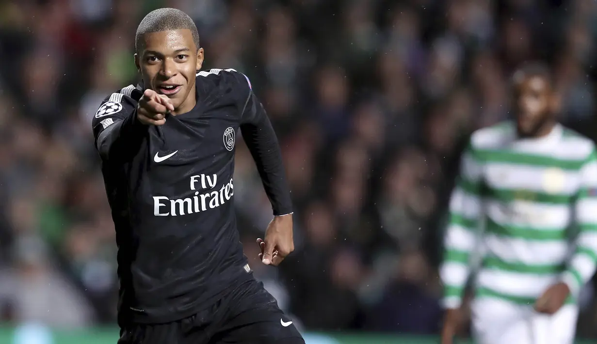 1. Kylian Mbappe (Paris Saint-Germain) - Penyerang Timnas Prancis ini tidak hanya handal dalam menjebol gawang lawan tapi juga didukung dengan kecepatan diatas rata-rata. OVR 89 - 95. (AP/Scott Heppell)