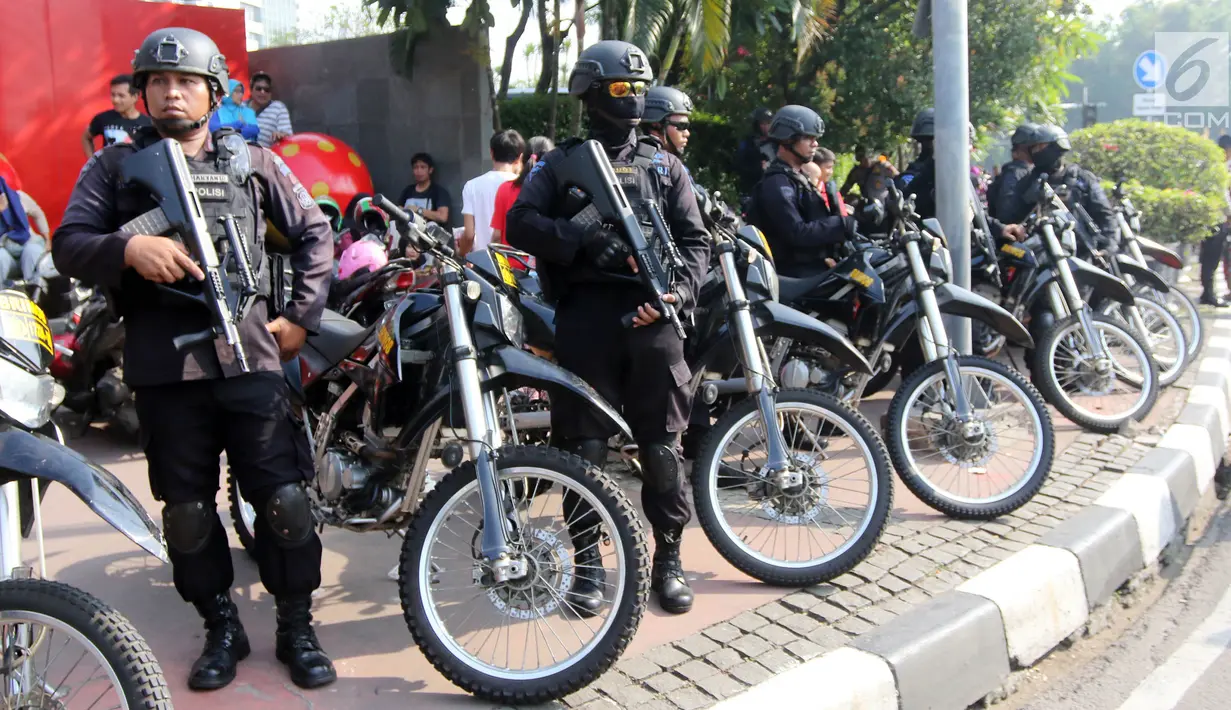 Aparat kepolisian bersenjata lengkap mengamankan Parade Asian Games 2018 di Jalan Thamrin, Jakarta, Minggu (13/5). Sejumlah pejabat negara hadir seperti Wakil Presiden RI Jusuf Kalla dan Gubernur DKI Jakarta Anies Baswedan.  (Liputan6.com/Arya Manggala)
