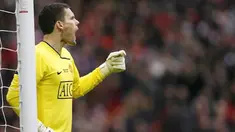 Kiper Manchester United, Ben Foster memberi instruksi dalam pertandingan final Piala Carling 2009 menghadapi Tottenham Hotspur di Wembley Stadium, London, 1 Maret 2009. AFP PHOTO/Glyn Kirk