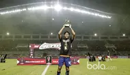 Pemain Arema FC, Adam Alis meraih bola emas  sebagai pemain terbaik saat timnya meraih juara  Piala Presiden 2017 di Stadion Pakansari, Bogor, Minggu (12/3/2017). (Bola.com/Nicklas Hanoatubun)