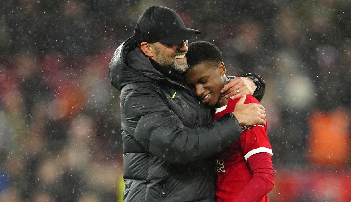 Pelatih Liverpool, Jurgen Klopp (kiri) memberikan pelukan kepada pemainnya, Trey Nyoni setelah laga putaran kelima Piala FA 2023/2024 melawan Southampton di Anfield, Liverpool, Inggris, Kamis (29/02/2024) WIB. (AP Photo/Jon Super)