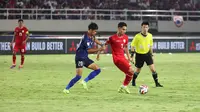 Pemain Timnas Indonesia, Marselino Ferdinan (kanan) berebut bola dengan pemain Laos,&nbsp;Sengdaovy Hanthavong pada laga lanjutan Grup B Piala AFF 2024 di Stadion Manahan, Solo, Jawa Tengah, Kamis (12/12/2024). (Bola.com/Abdul Aziz)