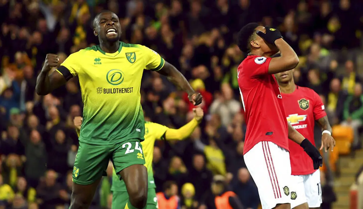 Penyerang Manchester United, Anthony Martial, tampak kecewa usai gagal mencetak gol lewat penalti ke gawang Norwich City pada laga Premier League 2019 Stadion Carrow Road, Norwich, Minggu (27/10). Manchester United menang 3-1 atas Norwich City. (AP/Joe Gidden)