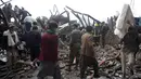 Pemilik toko mencari barang yang tersisa setelah kebakaran di pasar peralatan elektronik di Kabul, Afghanistan (2/11). Warga ibukota Afghanistan bergulat memadamkan kobaran api besar yang menghancurkan ratusan toko. (AP Photo/Massoud Hossaini)
