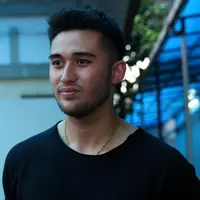 Kepergian Sys Ns masih menjadi duka bagi orang-orang terdekatnya, yakni sahabat dan kerabat, terutama anak-anaknya. Hal ini diakui oleh anak lelaki Sys, Sabda Ahessa yang sangat rindu dan kehilangan sang ayah. (Nurwahyunan/Bintang.com)