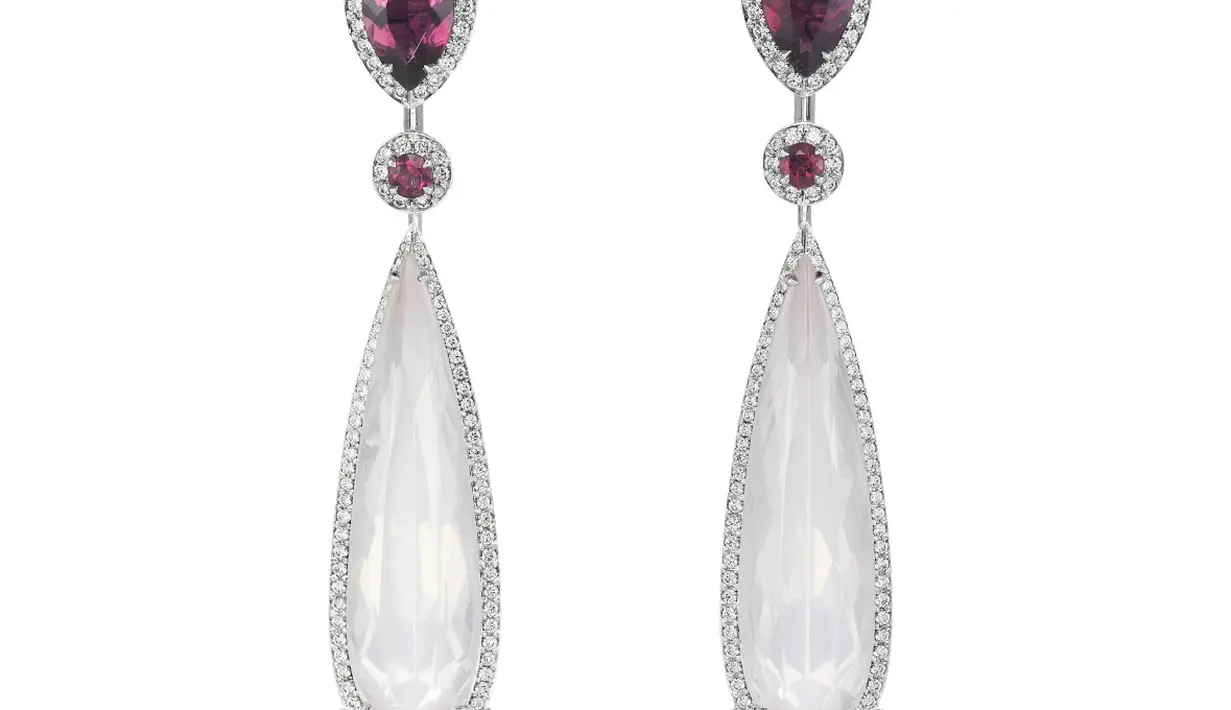 Kardashian mengenakan anting-anting dari Koleksi Temptations berbahan emas putih 18 karat yang bertatahkan dua batu kuarsa merah muda berbentuk buah pir dengan total 26,92 karat, 3,73 karat rubelit, 1,09 karat turmalin merah muda, dan 1,23 karat berlian. [Dok. Chopard]