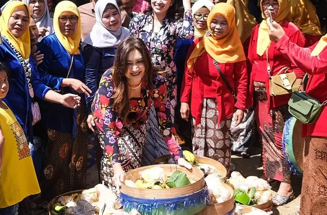 Nafa Urbach janji serahkan gaji anggota DPR untuk rakyat, begini 8 potret gayanya saat blusukan