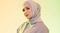 Sejak memutuskan untuk berhijab, si cantik Ratna Galih semakin memukau dan modis dalam berbusana. Gaya hijab yang dikenakannya selalu simple dan kekinian, bahkan menginspirasi para wanita berhijab. (Instagram/ratnagalih)