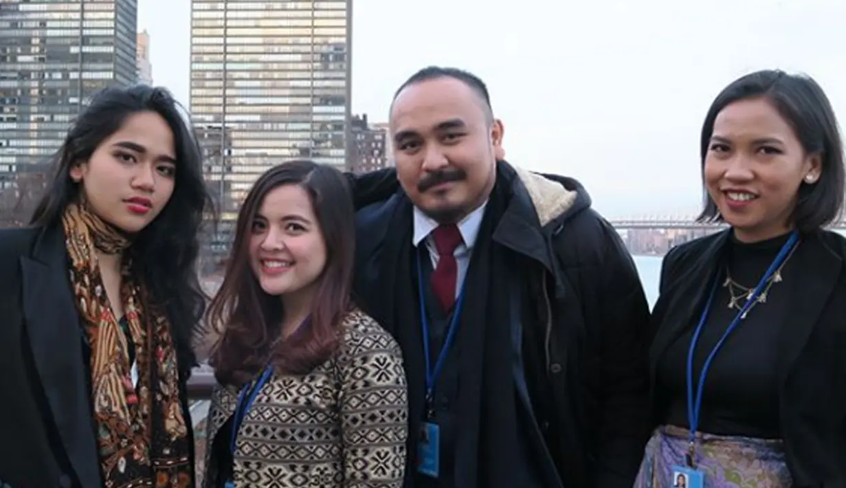 Artis Tasya Kamila (dua kiri) berpose bersama beberapa orang usai mengikuti ECOSOC Youth Forum. Usai acara, Tasya mengaku kagum dengan banyaknya menteri muda di berbagai negara. (Instagram/tasyakamila)