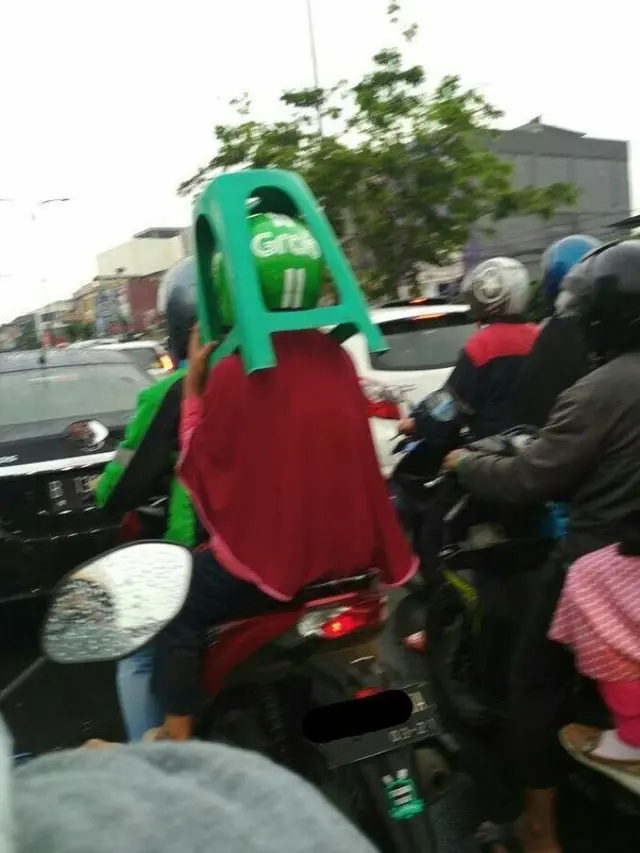 7 Momen Ngakak Penumpang Maksa Naik Ojek Online