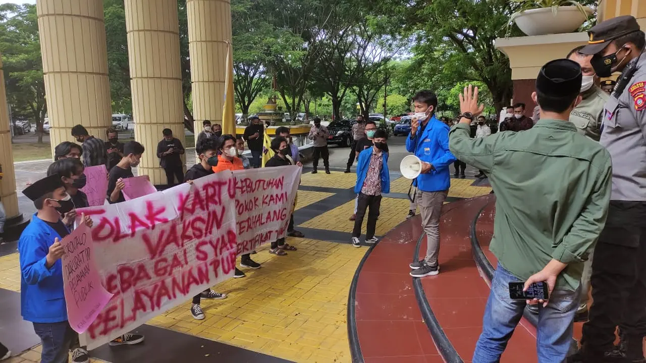 Puluhan mahasiswa dari Pergerakan Mahasiswa Islam Indonesia (PMII) Cabang Kota Gorontalo menggelar aksi di depan Kantor Gubernur (Arfandi Ibrahim/Liputan6.com)