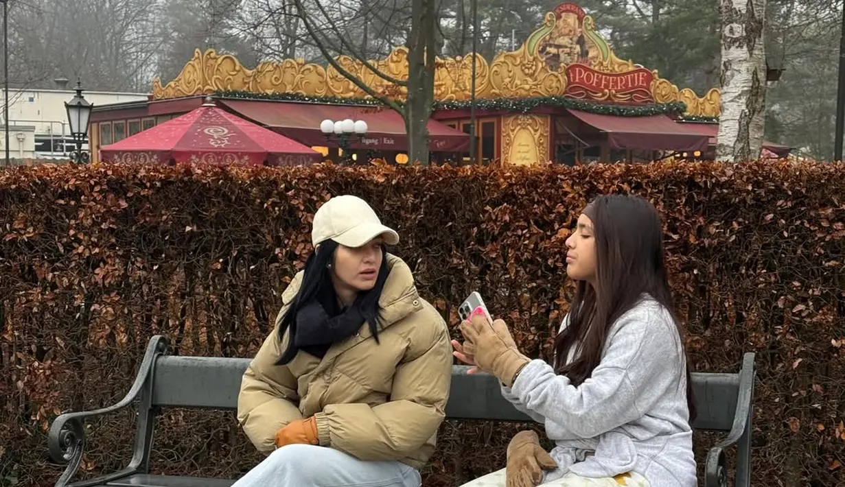 Beranjak remaja, Mikhayla kini sudah menjadi bestie ibunya. Di potret ini, keduanya terlihat seperti duo bestie yang sedang liburan ketimbang ibu dan anak [@ramadhaniabakrie]