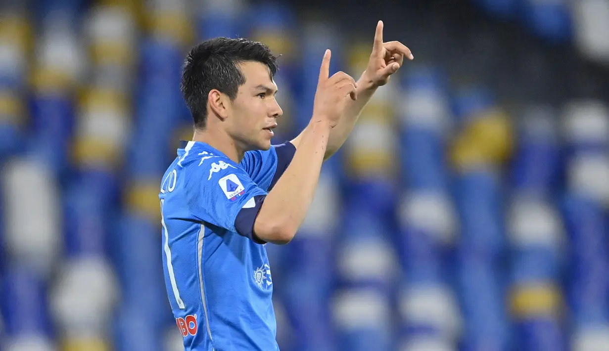 Striker Napoli, Hirving Lozano melakukan selebrasi usai mencetak gol ketiga timnya ke gawang Udinese dalam laga lanjutan Liga Italia 2020/2021 pekan ke-36 di Diego Armando Maradona Stadium, Naples, Selasa (11/5/2021). Napoli menang 5-1 atas Udinese. (LaPresse via AP/Fabrizio Corradetti)