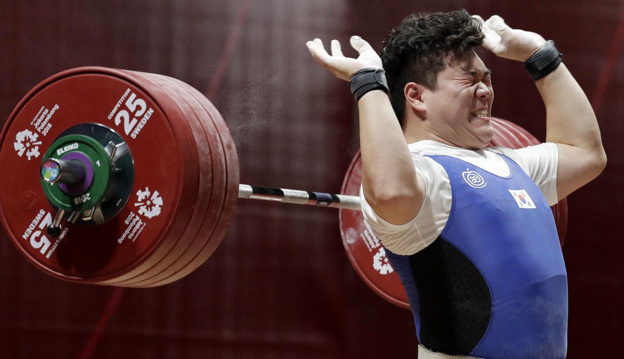 Lifter Korea Selatan, Huiyeop Seo, saat bertanding pada cabang olahraga angkat besi nomor 105kg Pria di JIExpo, Jakarta, Minggu (26/8/2018). (AP/Aaron Favila)
