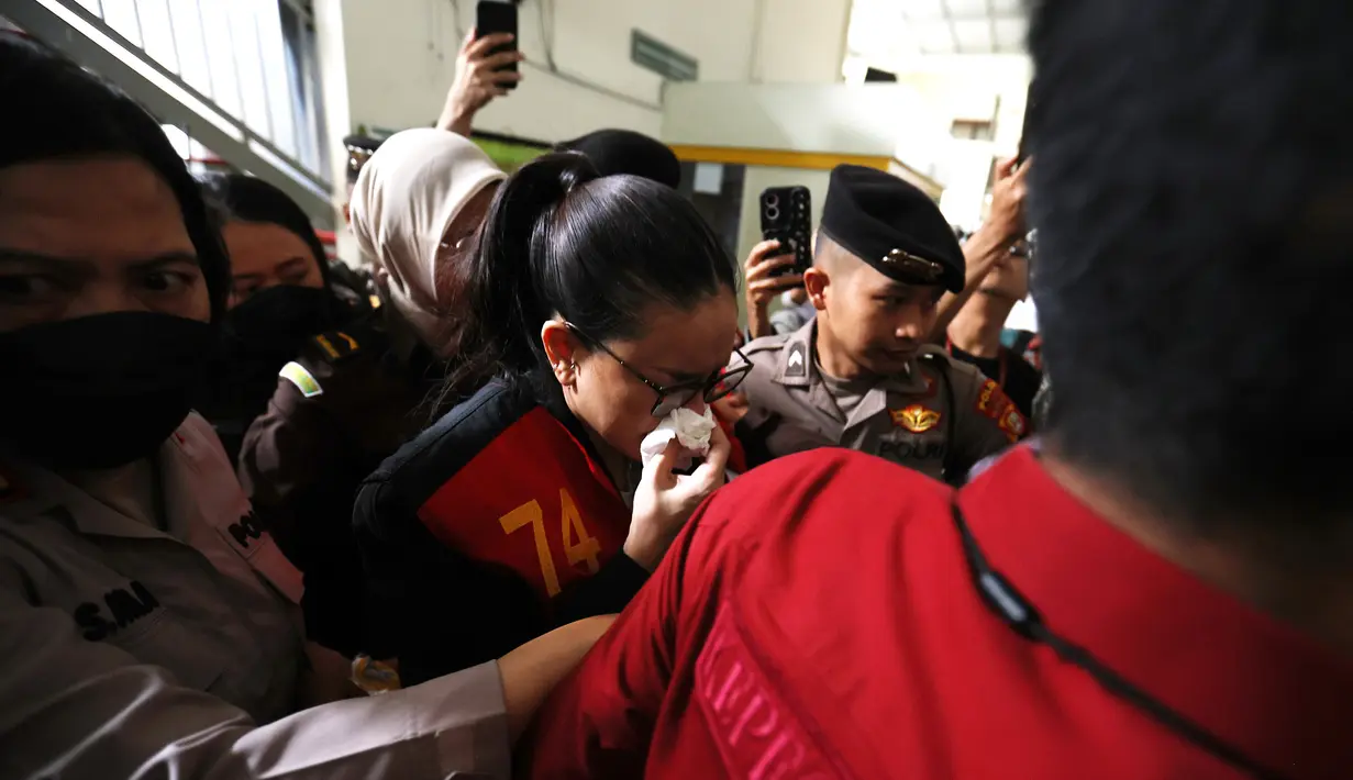 Diketahui, Nikita Mirzani hadir ke ruang sidang dalam kondisi tidak sehat. (KapanLagi.com/Budy Santoso)