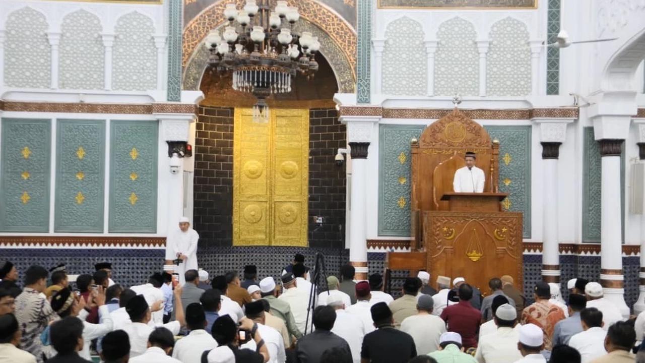 Kasatgas Tito Laksanakan Salat Subuh Berjamaah dan Salurkan Bantuan kepada Masyarakat Banda Aceh