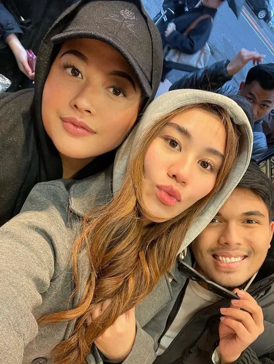 Di potret lain, Aaliyah Massaid kenakan long coat dan hoodie abu-abu yang kece [@thoriqhalilintar]
