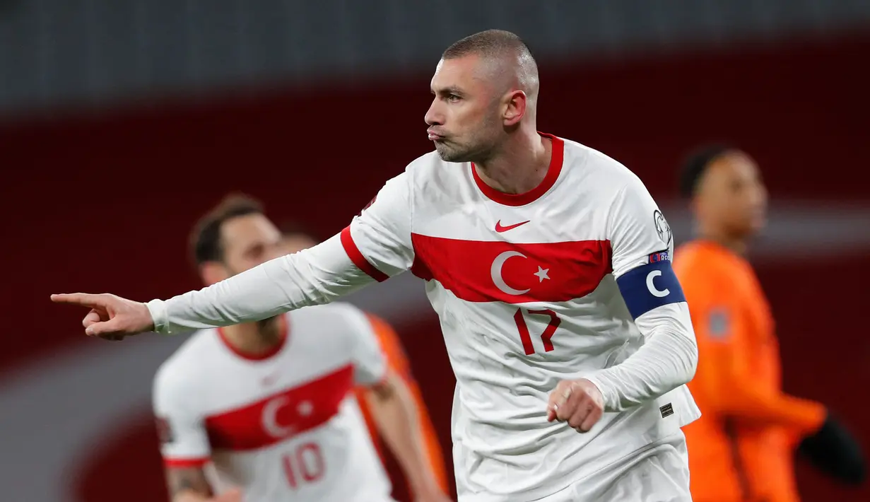 Burak Yilmaz. Striker gaek Turki berusia 35 tahun ini berandil besar dalam kesuksesan Lille menjuarai Ligue 1 musim ini. Ia sukses mencetak 16 gol dan 5 assist dalam 28 laga bersama Lille di Ligue 1. Duetnya bersama Hakan Calhanoglu akan sangat dinantikan di Euro 2020. (AFP/Murad Sezer/Pool)