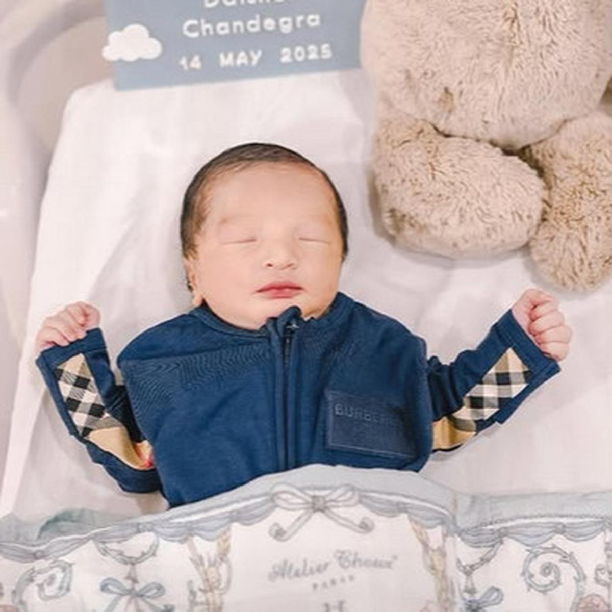Ganteng dan Menggemaskan, Potret Baby Ahmad Cadmael Anak Pertama Chand Kelvin dan Dea Sahirah