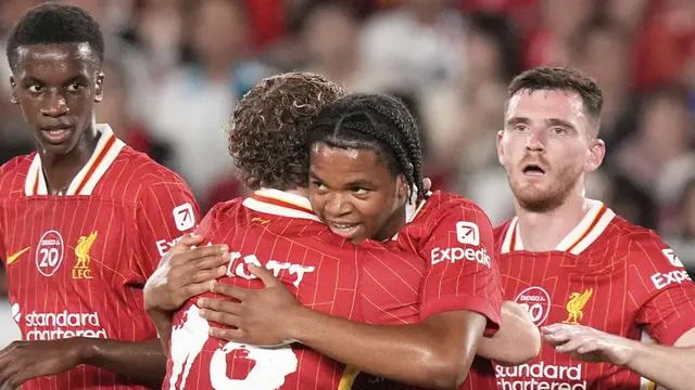 Rio Ngumoha merayakan golnya ke gawang Yokohama Marinos bersama skuad Liverpool di laga uji coba pramusim bertajuk J.LEAGUE World Challenge 2025 di Nissan Stadium, Yokohama, Jepang, Rabu (30/07/2025). (AP Photo/Eugene Hoshiko).