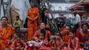 Wanita-wanita Nepal bersama putrinya menunggu acara pemujaan Kumari di Hanuman Dhoka, Kathmandu, Nepal, Senin (4/9). Dewi Kumari diyakini hidup ditubuh anak perempuan yang belum pada masa pubertas. (AP Photo/Niranjan Shrestha)