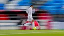 Pemain Real Madrid, Eder Militao, menggiring bola saat melawan Sevilla pada laga Liga Spanyol di Stadion Alfredo di Stefano, Minggu (10/5/2021). Kedua tim bermain imbang 2-2. (AP/Manu Fernandez)