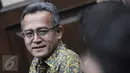 Terdakwa Ketua PTUN Medan, Tripeni Irianto Putro divonis Hakim dengan hukuman 2 tahun penjara dan denda Rp200 juta subsider 2 bulan kurungan, Jakarta, Kamis (17/12/2015). Tripeni terbukti menerima suap dari OC Kaligis. (Liputan6.com/Helmi Afandi)