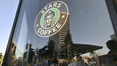 Logo kedai kopi Stars Coffee yang baru dibuka di bekas lokasi gerai kopi Starbucks di Moskow, Rusia, Kamis (18/8/2022). Jaringan kedai kopi baru dibuka pada Kamis di Moskow, setelah penyanyi dan pengusaha Rusia Timur Yunusov, lebih dikenal sebagai Timati, bersama dengan pemilik restoran Rusia Anton Pinskiy membeli toko Starbucks setelah hengkangnya perusahaan asing dari negara itu. (AP Photo/Dmitry Serebryakov)