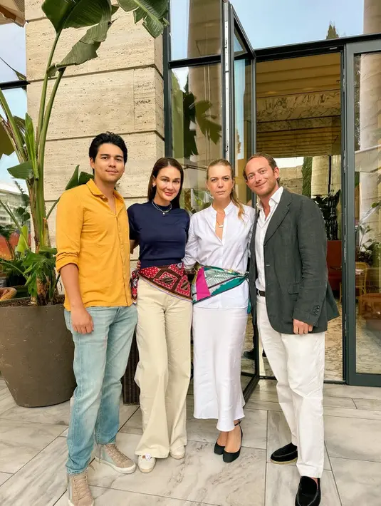 Luna Maya tampil sedikit rapi saat menjamu tamu. Kali ini rambutnya ditata sleek bak supermodel [@lunamaya]