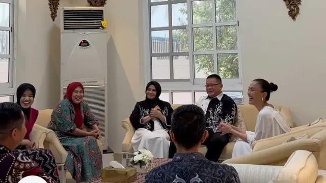 Agnez Mo saat Buka Puasa Bersama Kedutaan Besar Indonesia di Dubai pakai kaftan Rp800 ribuan. [@agnezmo]