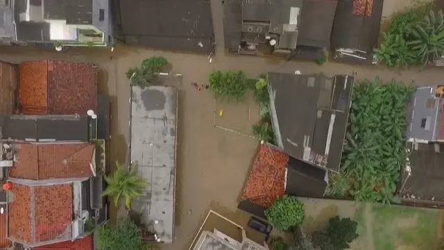 Sedikitnya 285 warga dievakuasi ke beberapa tempat di sekitar lokasi banjir.