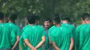 Pelatih Timnas U-19, Indra Sjafri memberikan instruksi pada sesi latihan Perdana di Lapangan Legenda Football Arena, Bekasi, Jumat (29/9/2017). Latihan ini untuk persiapan uji coba melawan Kamboja dan Thailand.  (Bola.com/Nicklas Hanoatubun)