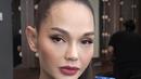 Tak ketinggalan winged liner yang memberikan efek ‘face lifting’ sehingga terlihat awet muda.