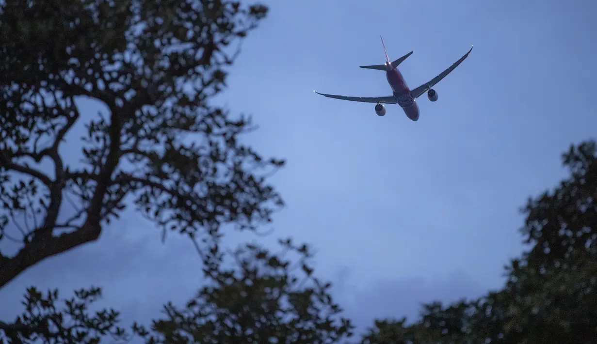 Sebuah pesawat Qantas yang dicat khusus melakukan penerbangan selama 100 menit di atas langit Sydney, Australia, pada 16 November 2020 dalam rangka memperingati ulang tahun ke-100 maskapai tersebut. Maskapai nasional Australia, Qantas, telah berdiri selama 100 tahun. (Xinhua/Bai Xuefei)