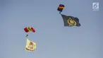 Penerjun payung membawa bendera Polri saat tampil dalam perayaan HUT ke-73 Bhayangkara di Monas, Jakarta, Rabu (10/7/2019). Sebanyak 22 penerjun payung dari TNI dan Polri ikut menyemarakkan HUT ke-73 Bhayangkara. (Liputan6.com/Faizal Fanani)