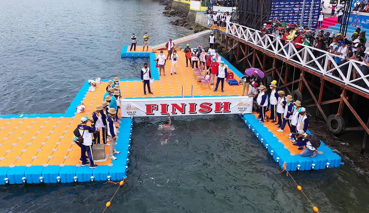 Aksi perenang putra Jawa Barat Aflah Prawira di Cabor renang perairan terbuka nomor 10 km PON XX Papua 2021 di Pantai DOK II Kompleks Kantor Gubernur Papua, Jayapura, Selasa (05/10/2021). Aflah Prawira berhasil meraih medali emas untuk Jawa Barat. (Foto PB PON XX Papua/Agustinus Tri Mulyadi)