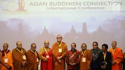 Perwakilan umat Buddha Se Asia saat menghadiri Asian Buddhism Connection Ke 3 di Gedung Praasadha Jinarakkhita, Jakarta, Sabtu (15/9). Konferensi internasional tingkat Asia dihadiri umat Buddha dari 16 negara. (Liputan6.com/Johan Tallo)
