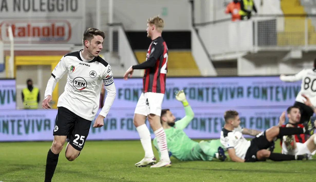 Gelandang Spezia, Giulio Maggiore melakukan selebrasi usai mencetak gol pertama timnya ke gawang AC Milan dalam laga lanjutan Liga Italia 2020/21 pekan ke-22 di the Alberto-Picco Stadium, La Spezia, Sabtu (13/2/2021). Spezia menang 2-0 atas AC Milan. (LaPresse via AP/Tano Pecoraro)