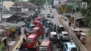 Kendaraan terjebak kemacetan saat melintas di kawasan Lenteng Agung, Jakarta Selatan, Minggu (23/9). Kurang tegasnya petugas menertibkan angkot yang mengetem sembarangan memperparah kemacetan di kawasan tersebut. (Liputan6.com/Immanuel Antonius)