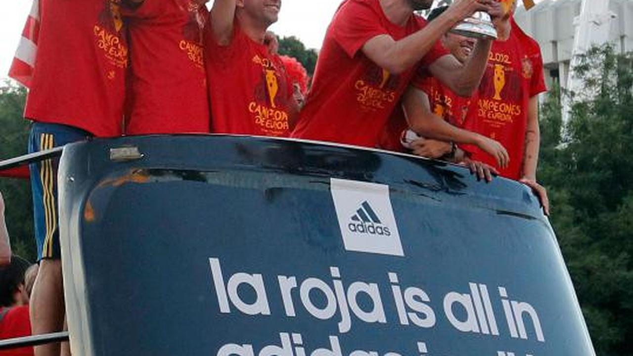 Ribuan warga Spanyol di Madrid sambut trofi Euro 2012