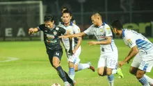 Winger Arema Cronus, Arif Suyono dikepung tiga pemain Persib Bandung yang coba mengadang pergerakannya. Arema menang tipis 1-0 atas Persib dalam laga uji coba di Stadion Kanjuruhan, Senin (11/8/2015). (Bola.com/ Kevin Setiawan)